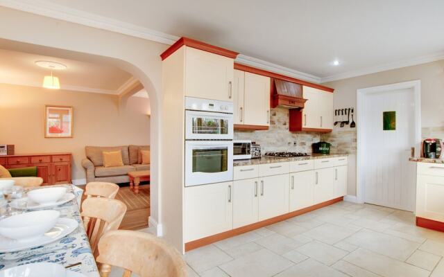 Chic Holiday Home in Swanage With Garden