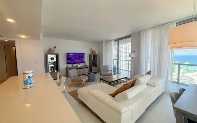 Luxury 3-BR Apartment with Stunning City