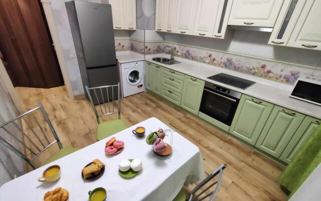 Guests love on Chobotovskaya Street