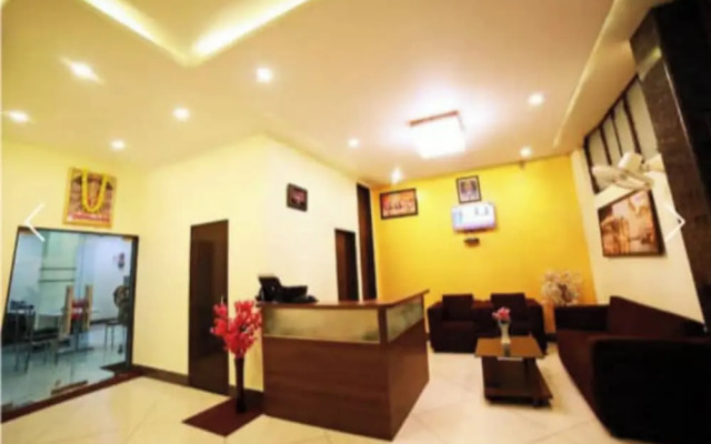 Sada Shiv Guest House near Ganga river
