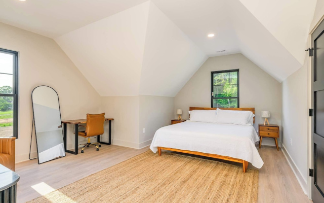 Energetic Lakeview Loft