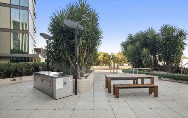 Stunning 2-bed Apartment With Water Views