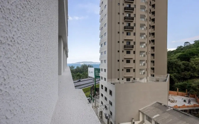 Sea View apt w/ BBQ in Itapema Sbn0705