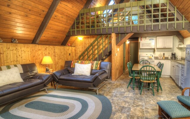 Cedarwood Grove - Two Bedroom Cabin with Hot Tub