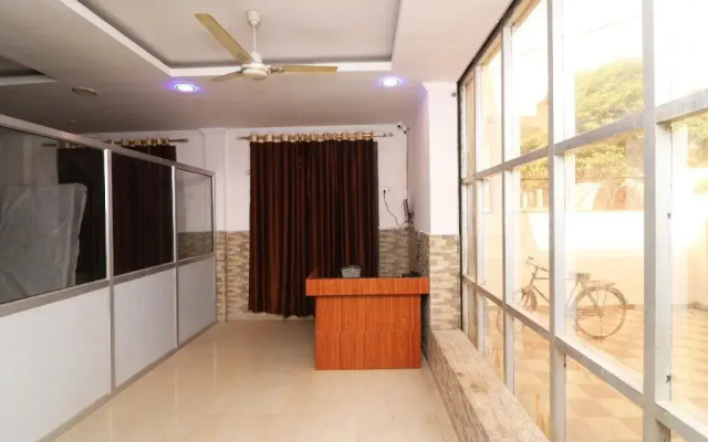 OYO 255 Flagship Jankipuram University Campus