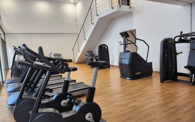 Luxurious & Comfy Gem-5 Star Location-pools, Gym!