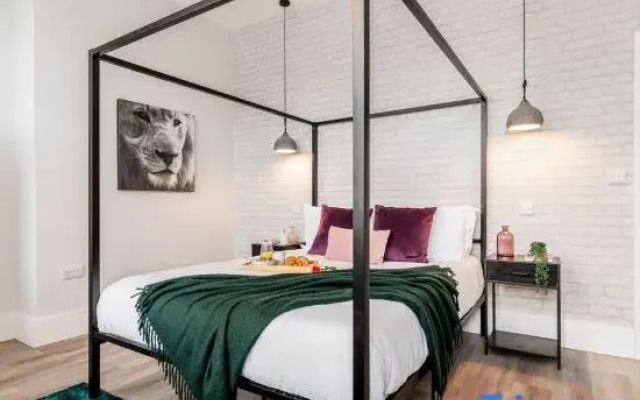 Romantic King Apt w/ Sea View, Free Gym & Parking