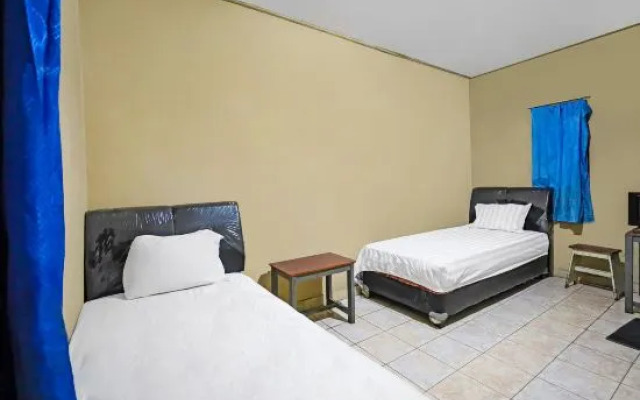 Oyo 92230 Penginapan Metro Parepare