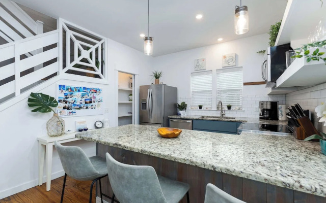 Comfy 3bdr Right in Town Sleeps 10