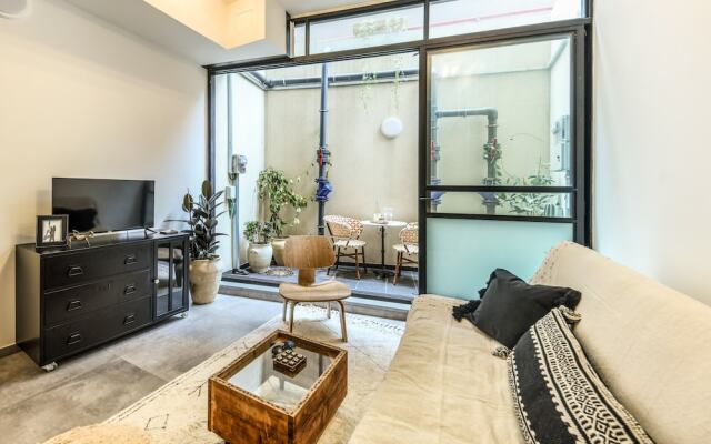 1BR duplex Apt with private Balcony