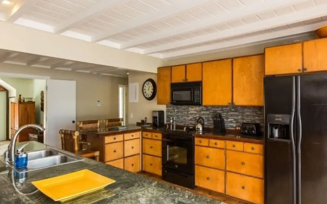 Helen's Beach House 6 Bedroom Home by RedAwning