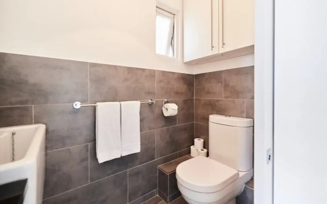 The Walterton Sanctuary - Bright 3bdr Flat