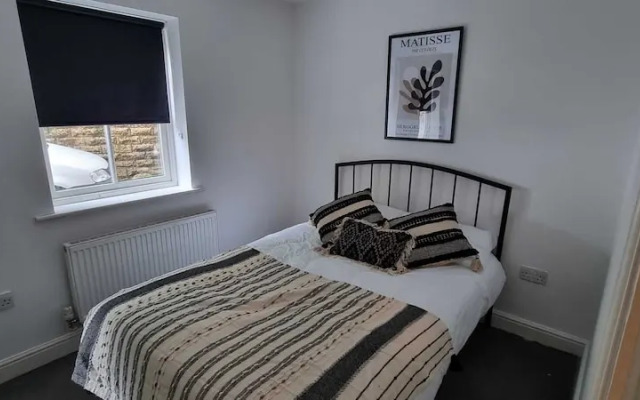 Lovely 2-BR Holiday Flat - Free Parking