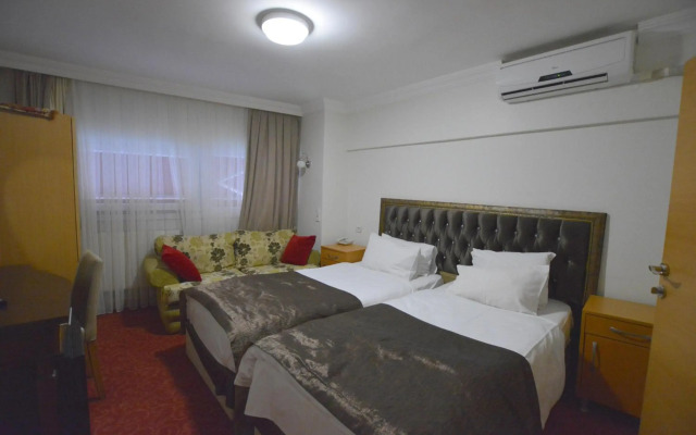 Palace Point Hotel