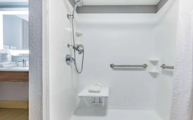 Clarion Hotel & Suites