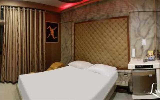 Hostal Lunarossa Suites