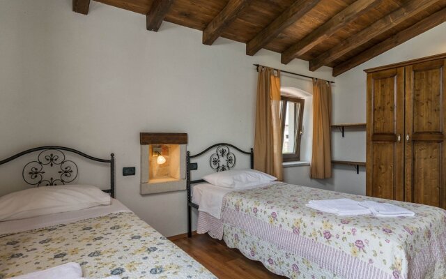 Spacious Villa in Tinjan With Pool