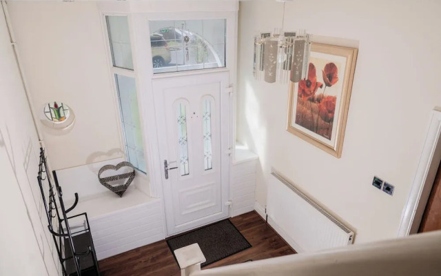 6-bed House - Sleeps 13 - Families & Contractors