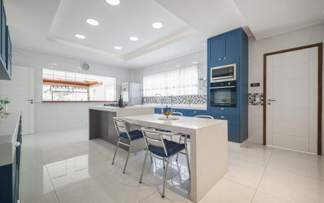 Casa Moderna com Quatro Suítes no Canal da Marina