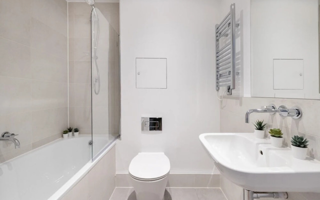 Modern 2BR 2BA with Balcony by Soho