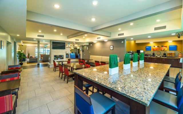 Comfort Inn & Suites