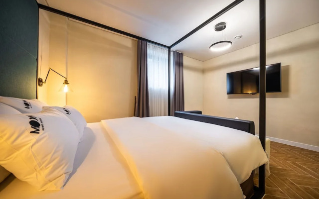 Hotel Moon