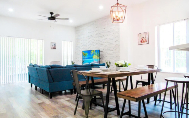 Stylish 3 Bedroom Home Private Balcony Patio