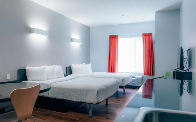 Motel 6 Airdrie, AB