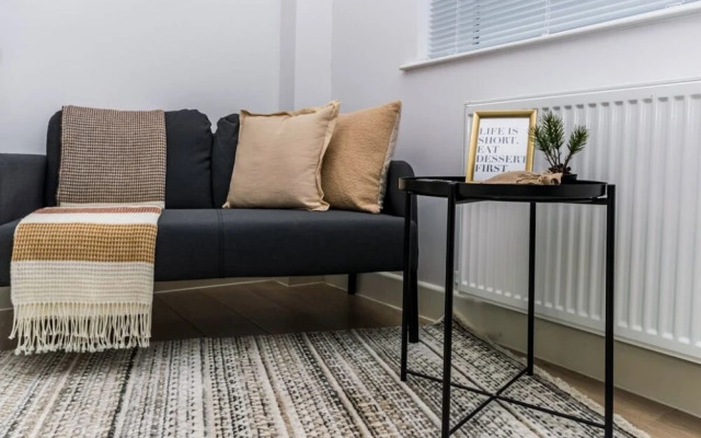Elegant Central Private Parking Leisure Contractor