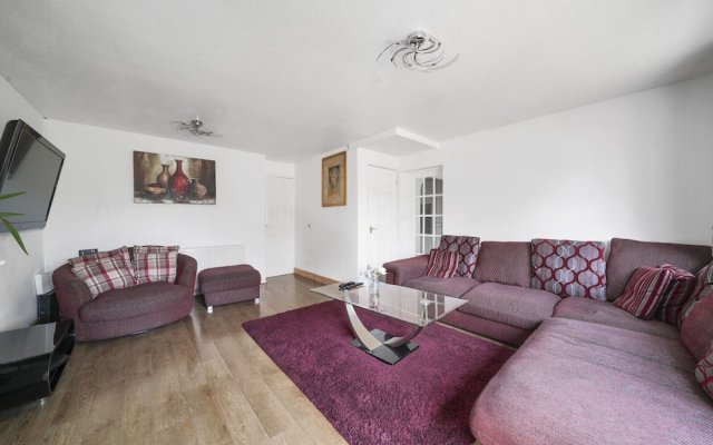 Spacious 5-bed House in Aylesford