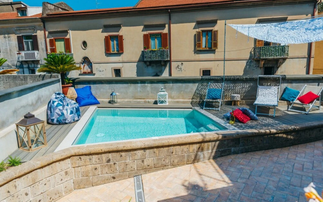 Spacious Villa with 4 rooms, pool, solarium & garden