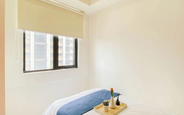 Homey Wooden Touch 2Br At Apartment Meikarta District 1 – Guest Rooms – Cibatu
