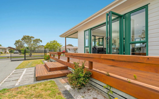 The Sunny Bach - Cooks Beach Holiday Home