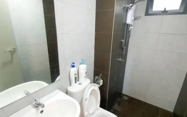 Comfy 3-Bedrooms Apartment at Meritus Residensi