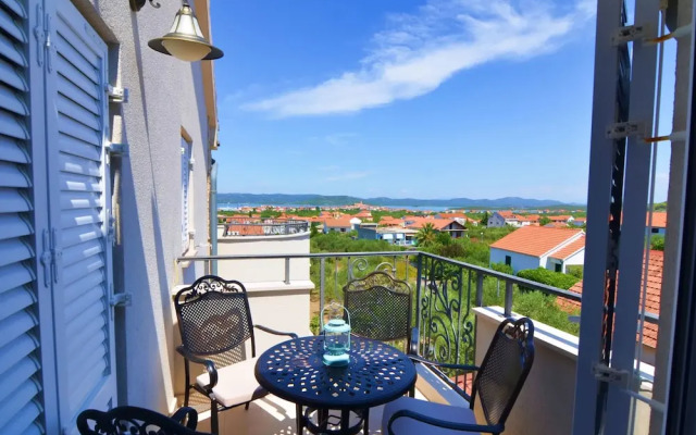 Modish Apartment in Murter with Hot Tub