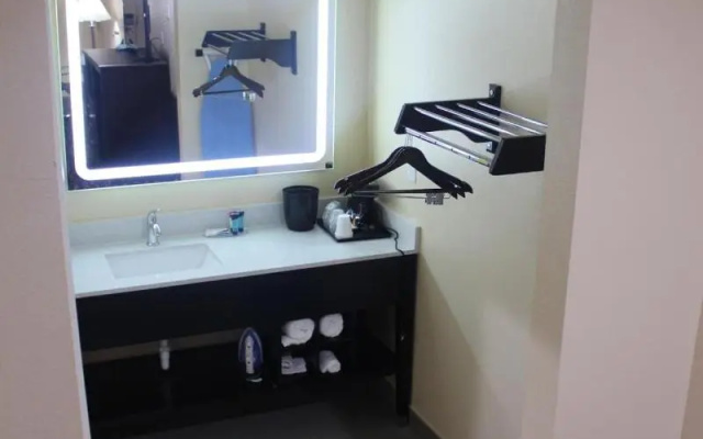 Express Inn & Suites - Bush Airport