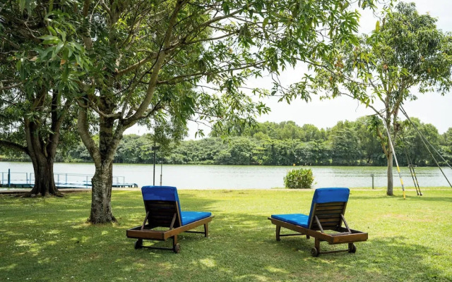 Waters Edge Hotel