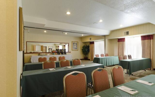 Country Inn & Suites by Radisson, Portland International Airport, OR