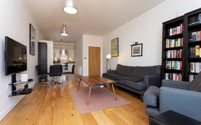 2 Bedroom Apartment in West Hampstead With Balcony