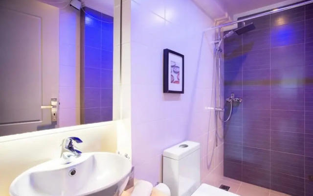 Stylish Boutique Loft With Private Balcony