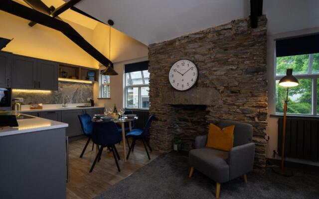 Spacious - Contemporary 2BR Apartment - Central Ambleside - Parking
