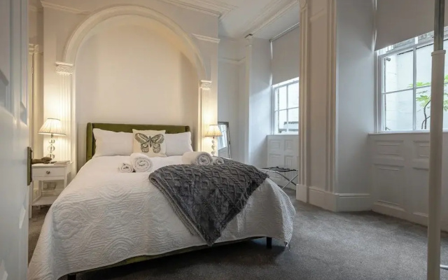 Garden Flat Apartment in Grosvenor Place