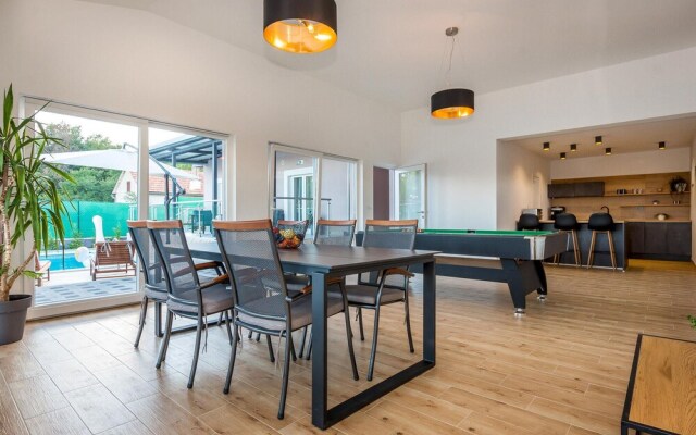 Amazing Home in Siveric with Hot Tub, Sauna & WiFi