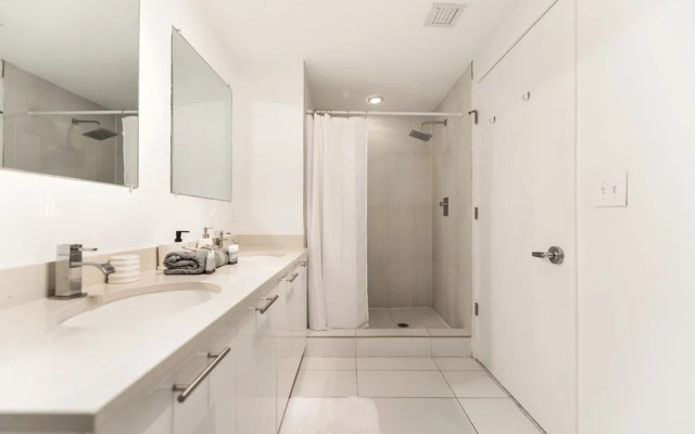 Lovely Condo|Pool & Parking at Midblock
