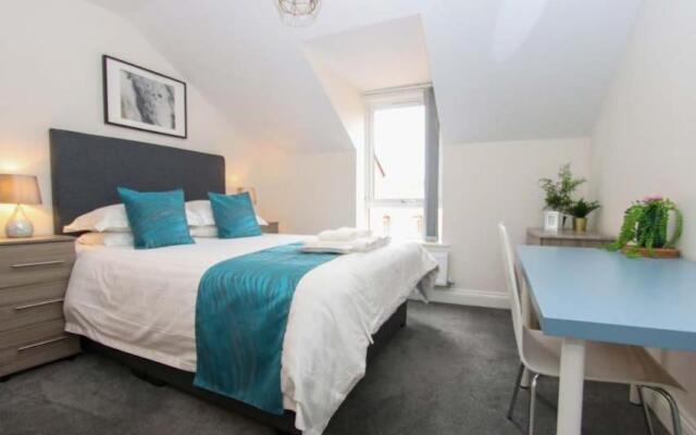 No11 Luxe Living Guest House-Sleeps 6-Family Friendly-Private Parking-Wifi-City-Beach