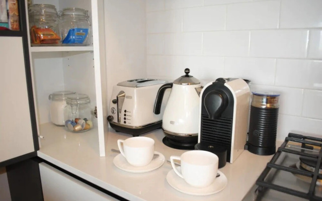 Luxury 1 Bedroom Top Floor Apartment With Balcony