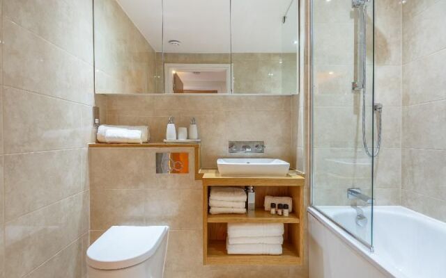 Luxurious Canary Gateway Serviced Apartment