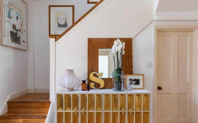 Stunning 5 bed house with private garden