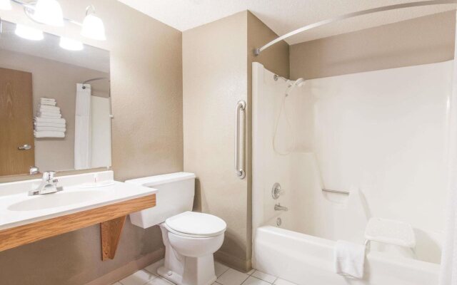 Super 8 by Wyndham Jamestown