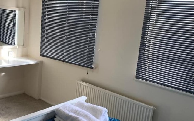 Charming 2-bed House in London